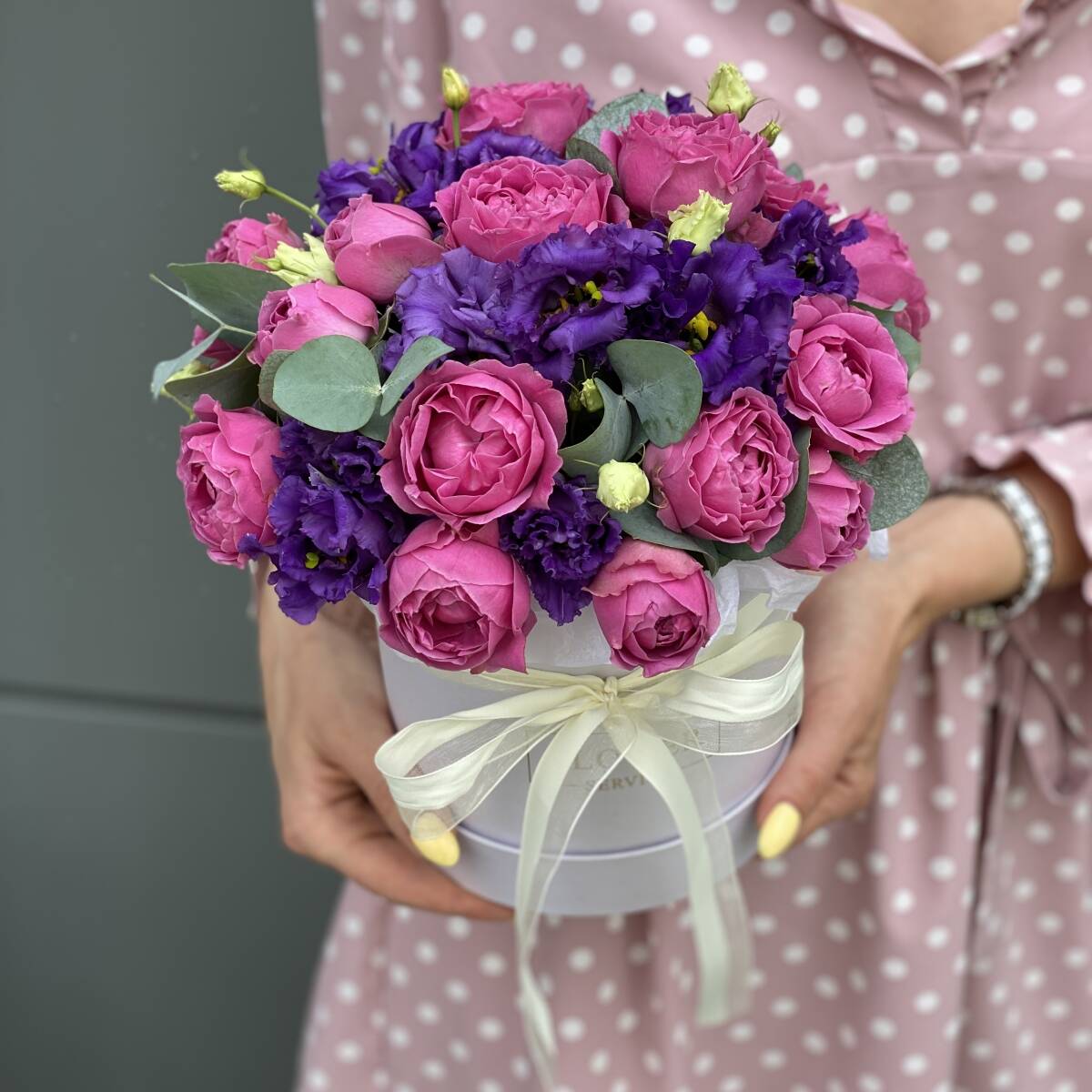 Коробочка Сапфир с фиолетовой эустомой и кустовой пионовдной розой