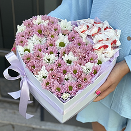 Коробка Сердце красавицы из хризантемы и рафаэлло