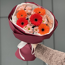 Букет Душевный из гербер и хризантем сорта салмон