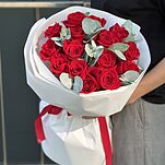 Букет Париж из 21 красной розы и эвкалипта