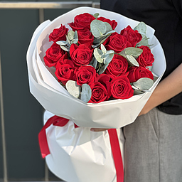 Букет Париж из 15 красных роз и эвкалипта