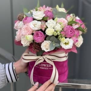 Коробка Шёлк из эустомы, кустовой розы, альстромерии и скиммии