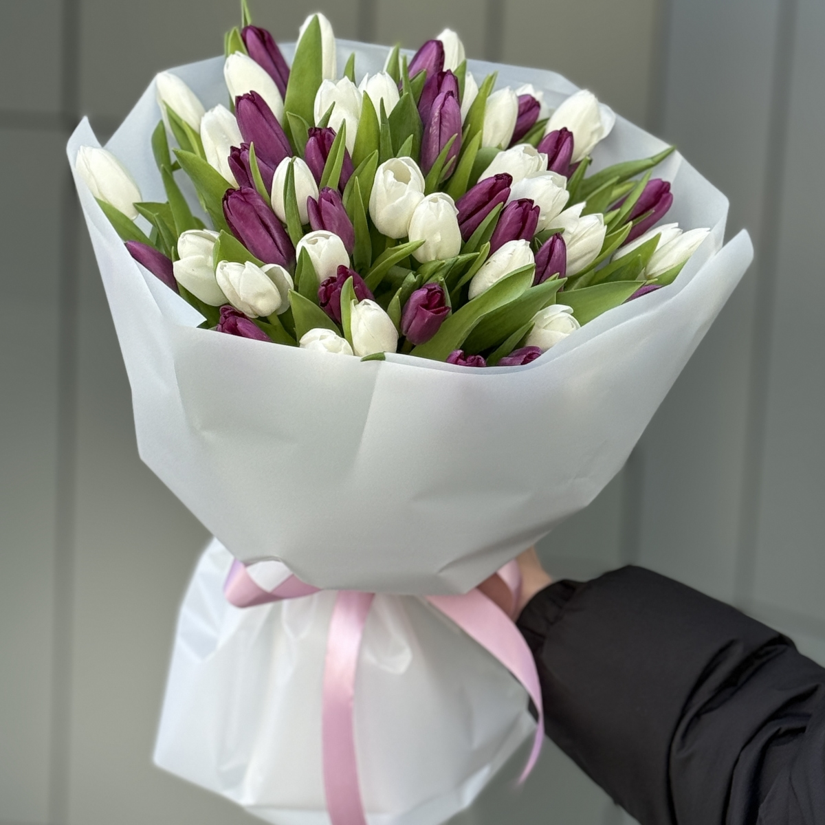 Букет Чикаго из 51 белого и фиолетового тюльпана