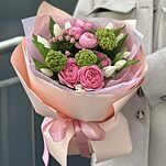 Букет  С Любовью из пионовидных кустовых роз и тюльпан