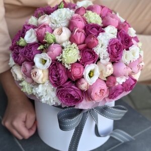 Коробка Невероятная из кустовых пионовидных роз мисти баблс, сильвия пинк, мэнсфилд парк и эустомы