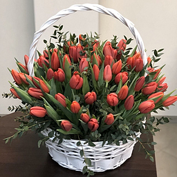 Корзина из тюльпанов Пламя