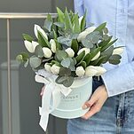 Коробочка Белка с белыми тюльпанами и эвкалиптом