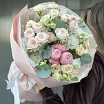 Букет Воображение с кустовыми розами и эустомой