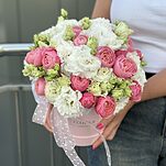 Коробка Сильвия с кустовыми пионовидными розами и эустомой