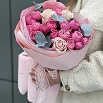 Букет Нимфа S с кустовыми розами сильвия пинк, розой пинк мондиаль и эвкалиптом