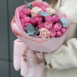 Букет Нимфа S с кустовыми розами сильвия пинк, розой пинк мондиаль и эвкалиптом