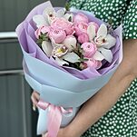 Букет Лея с кустовыми пионовидными розами и цимбидиума