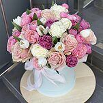 Шляпная коробка с тюльпанами и пионовидными розами Магия Любви