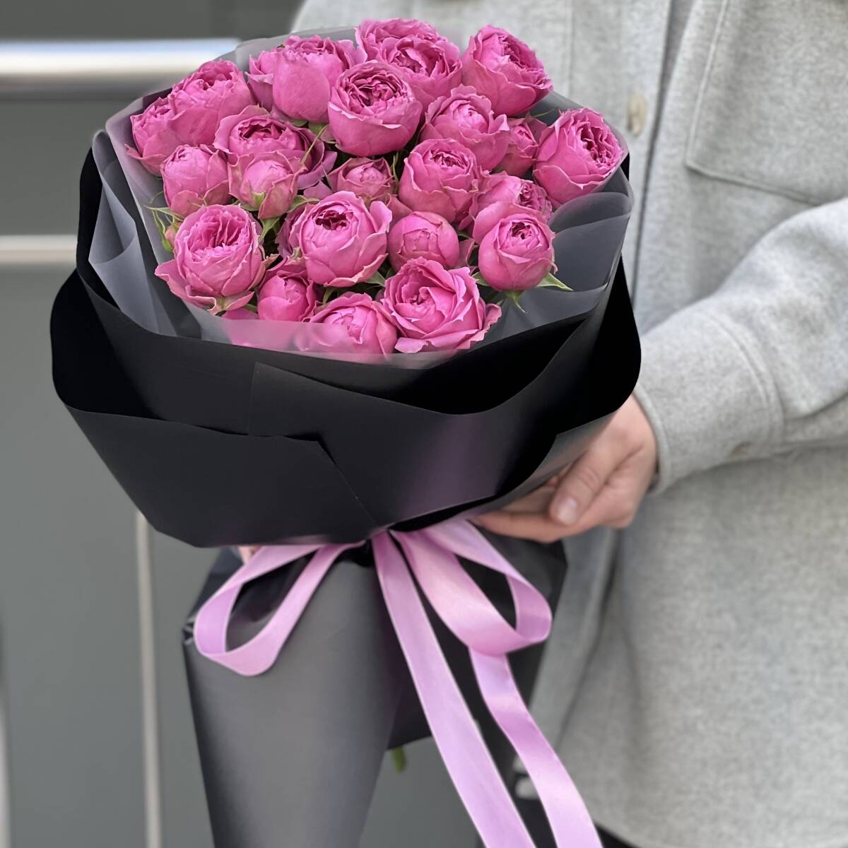 Букет Розовые сладость из 7 веток кустовой пионовидной розы в черном оформлении