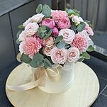 Композиция Кристалл из кустовой розы, диантуса и эвкалипта