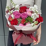 Букет Сидней из пионовидных кустовых роз, маттиолы и тюльпан