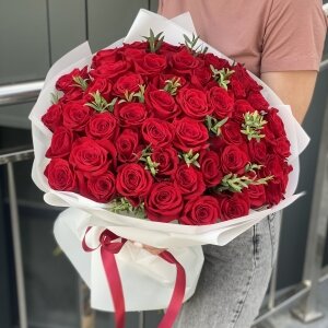 Букет Париж из 51 красной розы и эвкалипта