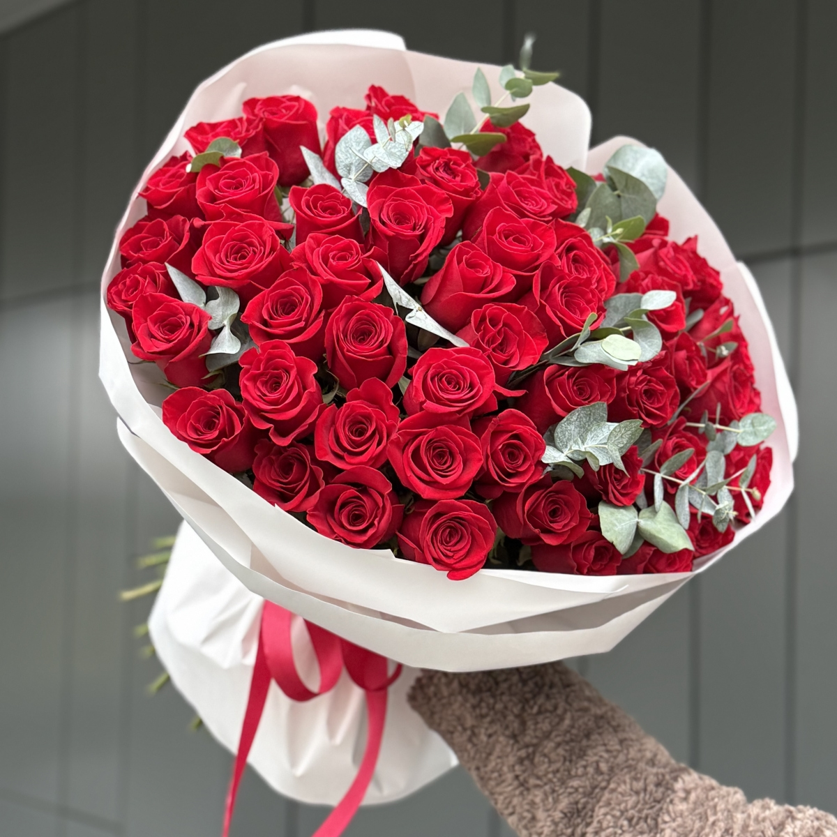 Букет Париж из 51 красной розы и эвкалипта
