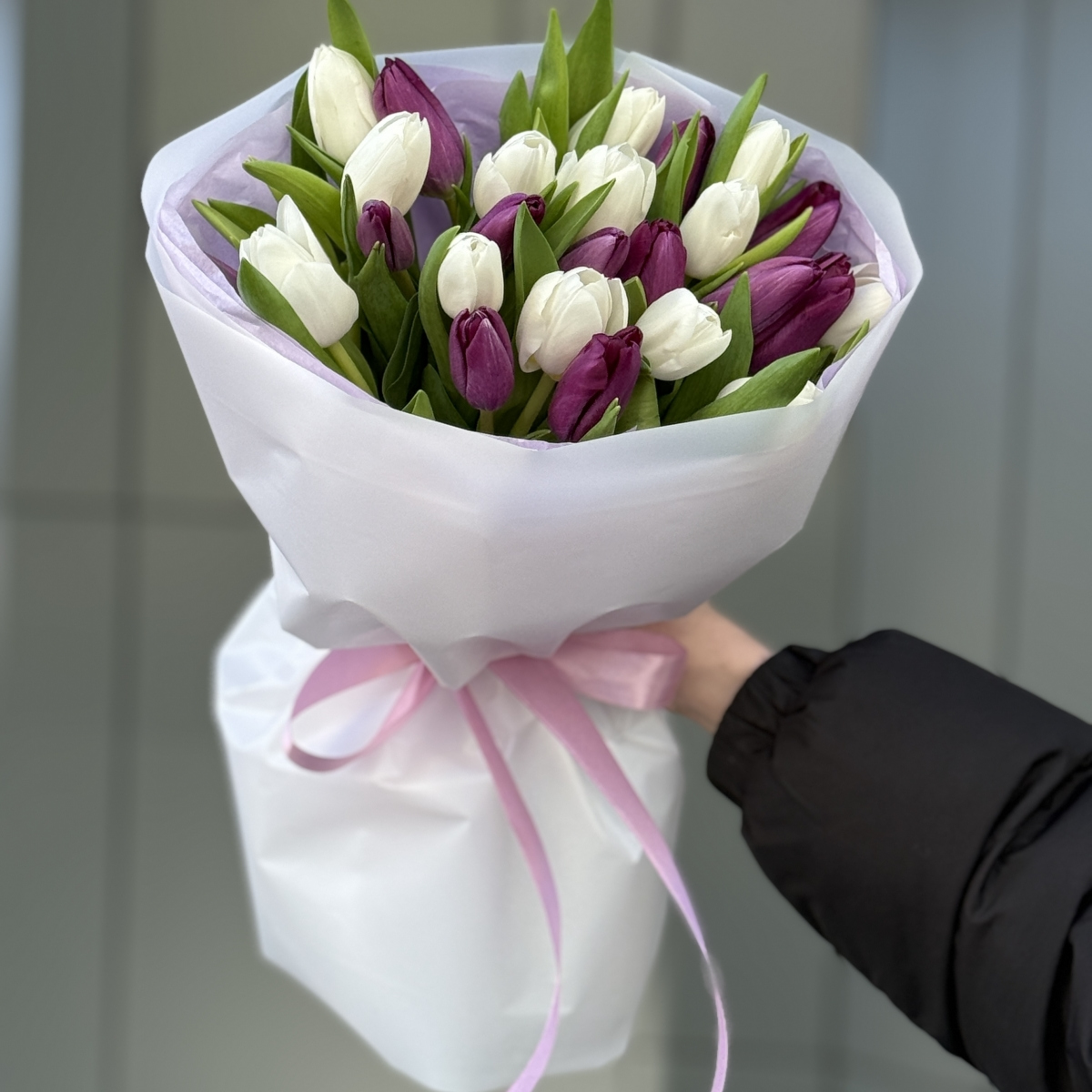 Букет Чикаго из 25 белых и фиолетовых тюльпанов