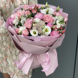 Букет Марсель из фрезии, озотамнуса, гиперикума, роз, альстромерии и эустомы