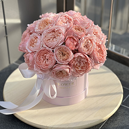 Коробка Джульетта из 11 веток пионовидных кустовых роз