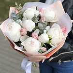 Букет Нежные объятия Стандарт из пионов, тюльпан и эвкалипта