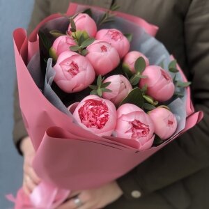 Букет Салмон из 15 пионов
