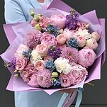 Букет из пионов, маттиолы, пионовидной кустовой розы и эустомы Беатрис