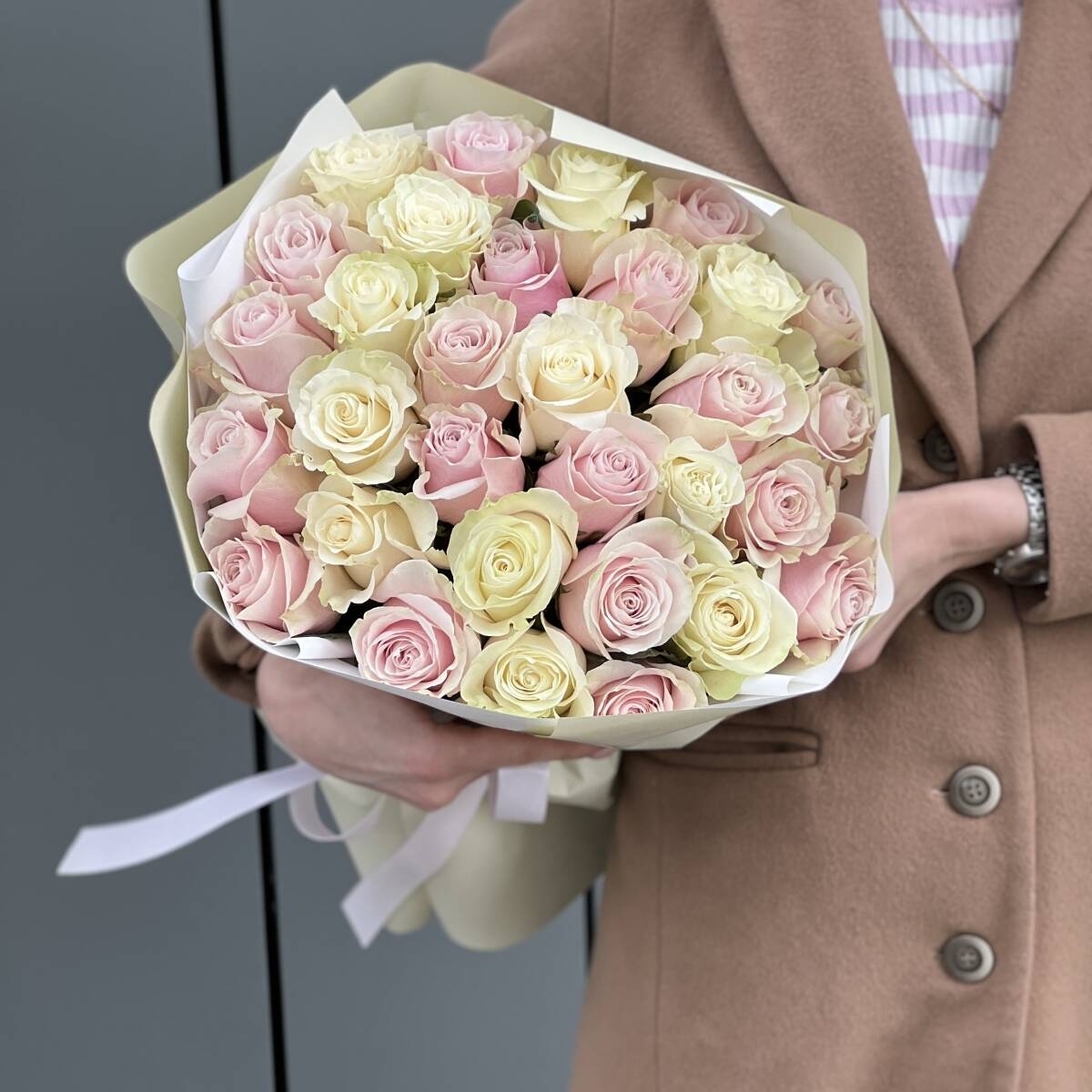 Букет из 31 белой и розовой розы