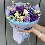 Букет Лагуна из кустовой розы, эустомы, оксипеталума, озотамнуса и маттиолы