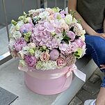 Коробка с гортензией, пионовидной кустовой розой и пионами Килиан