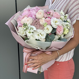 Букет Филинг из гортензии, пионовидной розы, озотамнуса и маттиолы