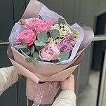 Букет Нинель из пиона, пионовидной розы, маттиолы и озотамнуса