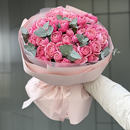 Букет Кэмирон из 15 веток кустовой пионовидной розы сильвия пинк и эвкалипта