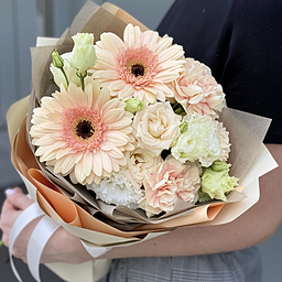 Букет из герберы, кустовой розы и эустомы Фреш