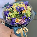 Букет из кустовой розы, эустомы, ирисов и диантуса Меган