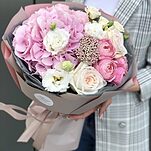 Букет из гортензии, роз охара и эустомы Дарси