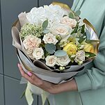 Букет из гортензии, альстромерии, пионовидной кустовой и одноголовой розы Лямур