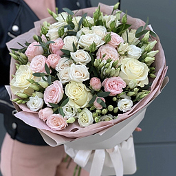 Букет из роз и эустомы Латте