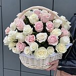 Корзина Нежные чувства из 65 белых и розовых роз