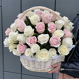 Корзина Нежные чувства из 65 белых и розовых роз