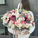 Корзина Самой лучшей из эустомы, роз, диантусов, скиммии и эвкалипта