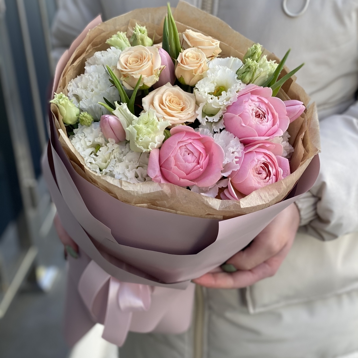 Букет из кустовых пионовидных роз, эустомы и тюльпанов Гармония цветов МАКСИ