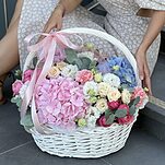 Корзина из гортензий, кустовых роз и эустомы Вирджиния