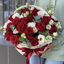 Корзина Вселенная М из красных роз и эустомы