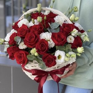 Корзина Вселенная М из красных роз и эустомы