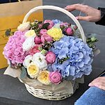 Корзина из гортензии, пионовидной куствой розы, эустомы и диантуса Летний десерт