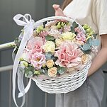 Корзина От всей души из кустовой и одноголовой розы, эустомы и зелени