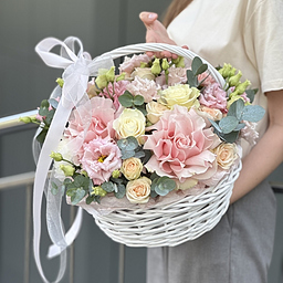 Корзина От всей души из кустовой и одноголовой розы, эустомы и зелени