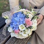 Корзина Цветочное послание из гортензии, пионовидных кустовых роз, эустомы и диантуса